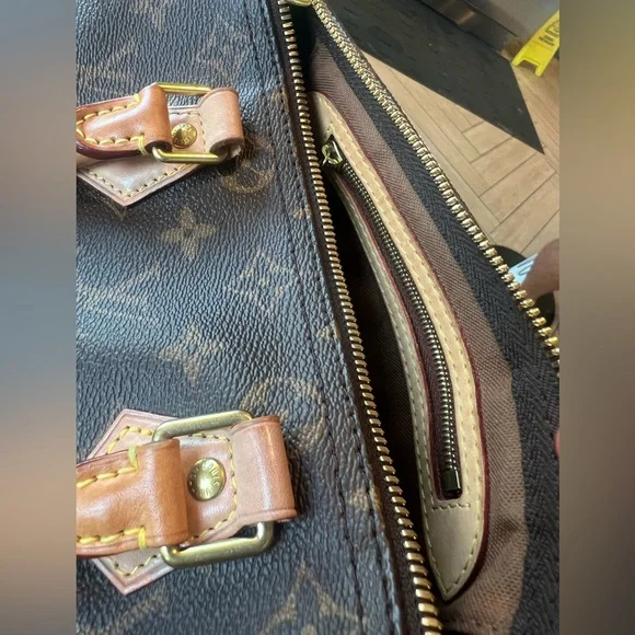 not for sell. Too old


Louis Vuitton Monogram Speedy 25 with Bandouliere strap - Picture 5 of 7